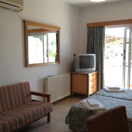 לימסול Valana Hotel Apartments מראה חיצוני תמונה
