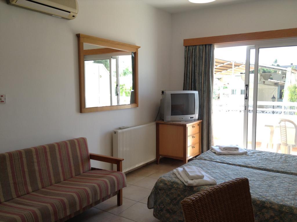 לימסול Valana Hotel Apartments מראה חיצוני תמונה