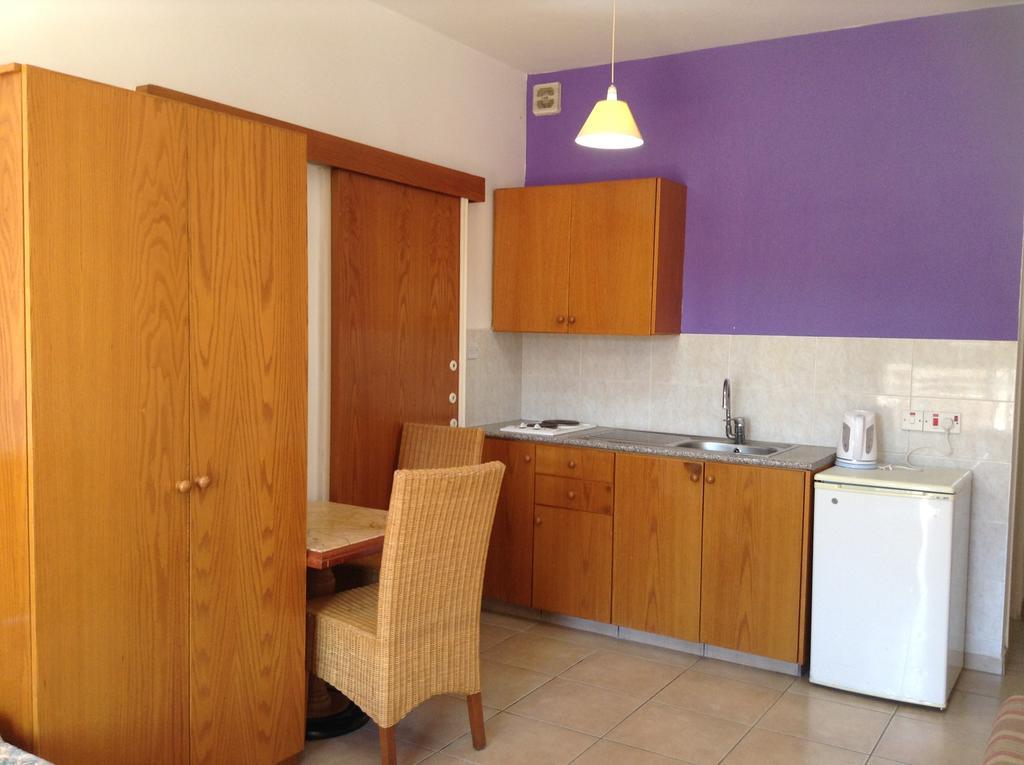 לימסול Valana Hotel Apartments מראה חיצוני תמונה