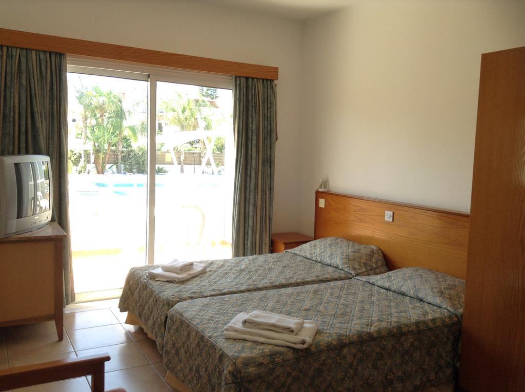 לימסול Valana Hotel Apartments מראה חיצוני תמונה