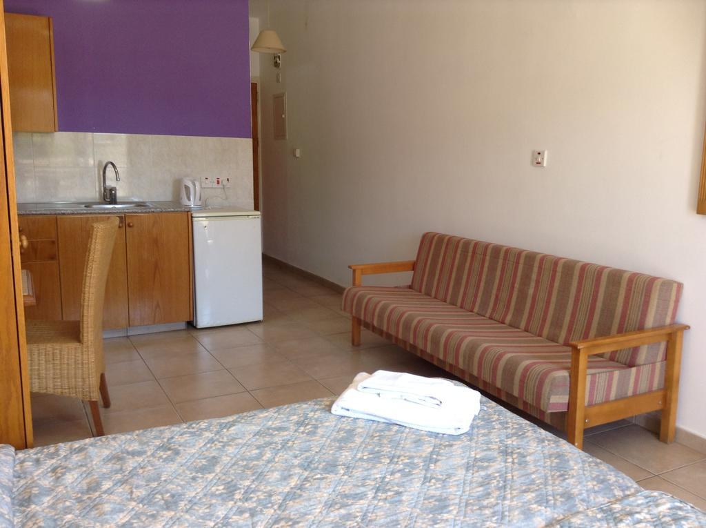לימסול Valana Hotel Apartments מראה חיצוני תמונה