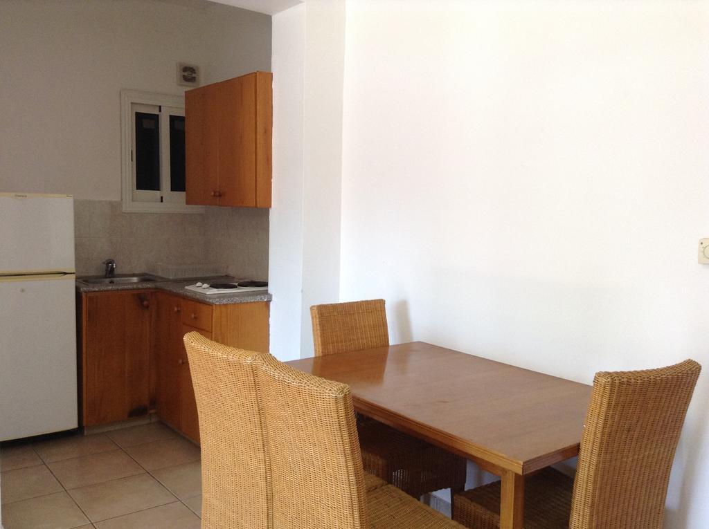לימסול Valana Hotel Apartments מראה חיצוני תמונה
