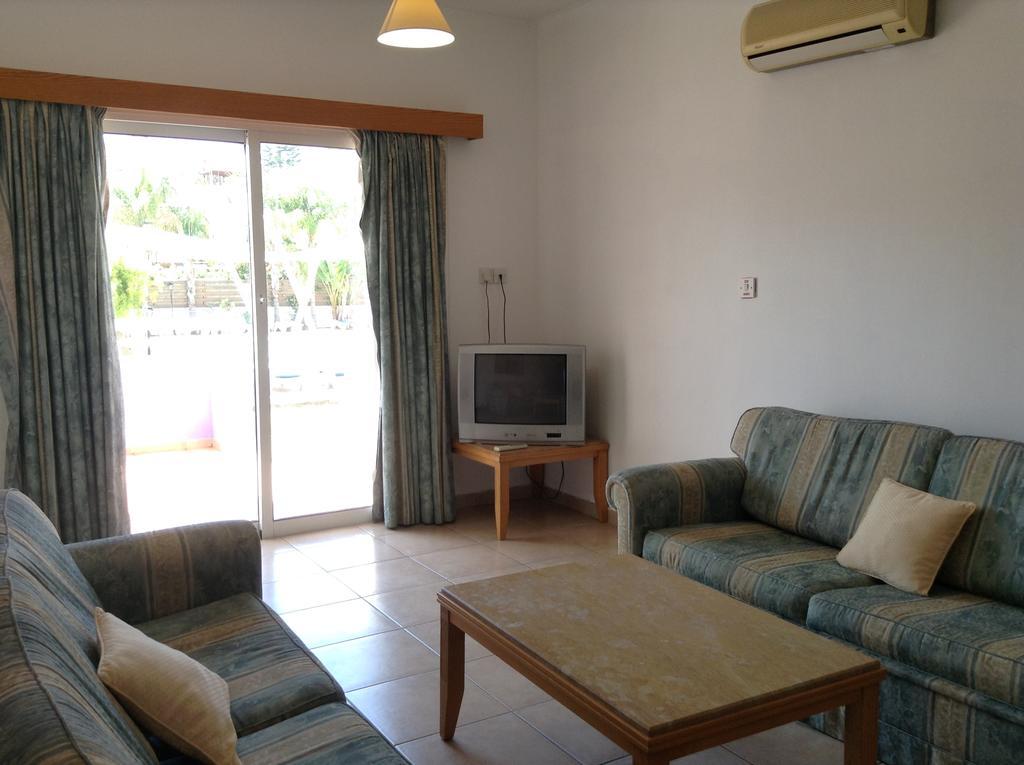 לימסול Valana Hotel Apartments מראה חיצוני תמונה