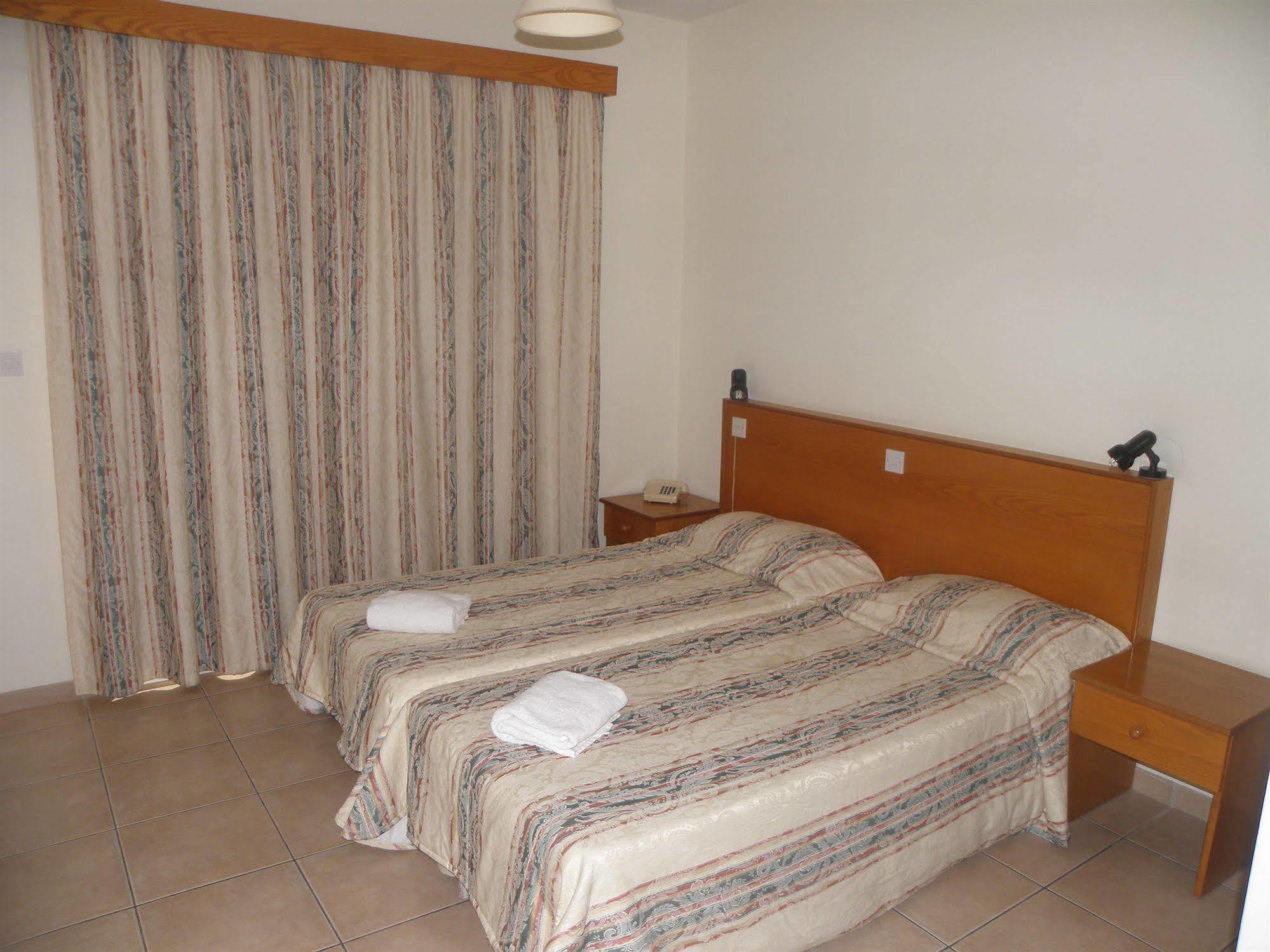 לימסול Valana Hotel Apartments מראה חיצוני תמונה